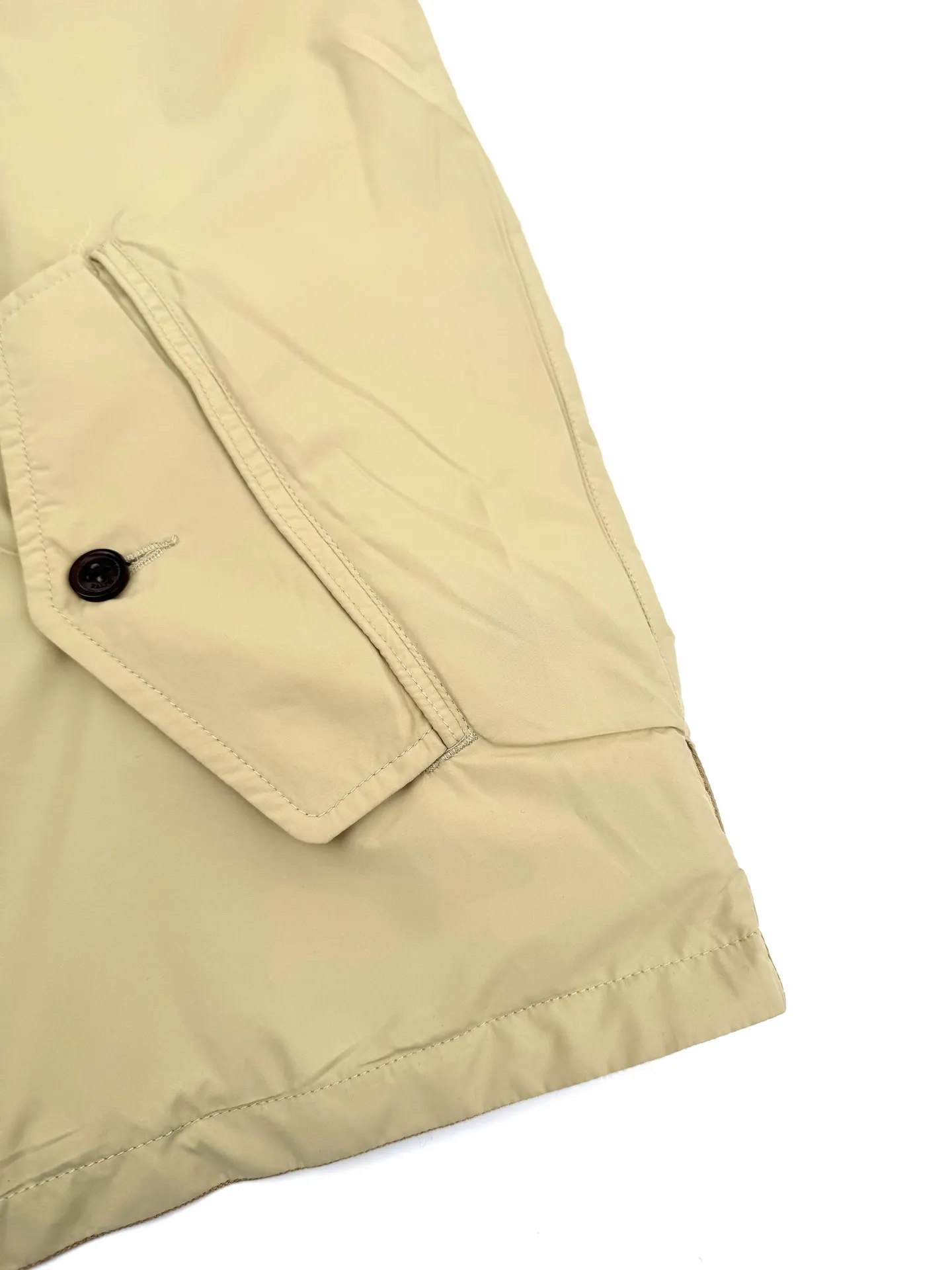 P580 Ralph Lauren logo embroidered reversible jacket, custom matte moire taffeta and twill jacquard brocade, light and tough, smooth drape, comfortable and skin-friendly, khaki brown tone, calm and noble, twin clothes, unlimited style. One side is decorated with twill jacquard brocade, which has its own retro filter, like the pocket watch gear of an old-school gentleman. The other side is made of matte moiré taffeta, which brings a sense of relaxation and casual leisure genes. Exquisite pony logo is embellished throughout, making it highly recognizable. The classic stand-up collar is tied with three hidden buckle tabs. Simplicity dominates complexity. The design philosophy hidden in the details. Double-sided style. One garment hides old money and relaxation. Process 1: Use imported machine embroidery technology. Use advanced computer control system and precise mechanical components to realize the iconic pony embroidery operation. High precision. The lines are smooth and delicate. Process 2: Template machine bag opening. Preset templates guide the position of opening the bag. The accuracy of the shape and size ensures the quality of the bag opening effect. Process 3: Ergonomic three-dimensional cutting returns to traditional craftsmanship through segmentation, folding, shrinking, and stretching techniques. The so-called slow work produces fine work, which is respect for the material and the pursuit of feel. Complex workmanship, tedious, slow timeliness, and high loss. Process 4: The fabrics are washed carefully, the hand feel and texture are better, not easy to deform, not easy to shrink, not easy to fade, and maintain long-term beauty. Accessories: Customized 1:1 Ralph Lauren fruit buckle Customized 1:1 Ralph Lauren zipper Customized 1:1 Ralph Lauren slider Customized 1:1 Ralph Lauren trademark Version: Fitted version Function: Reversible, free to match Size: S M L XL Style number: 25298